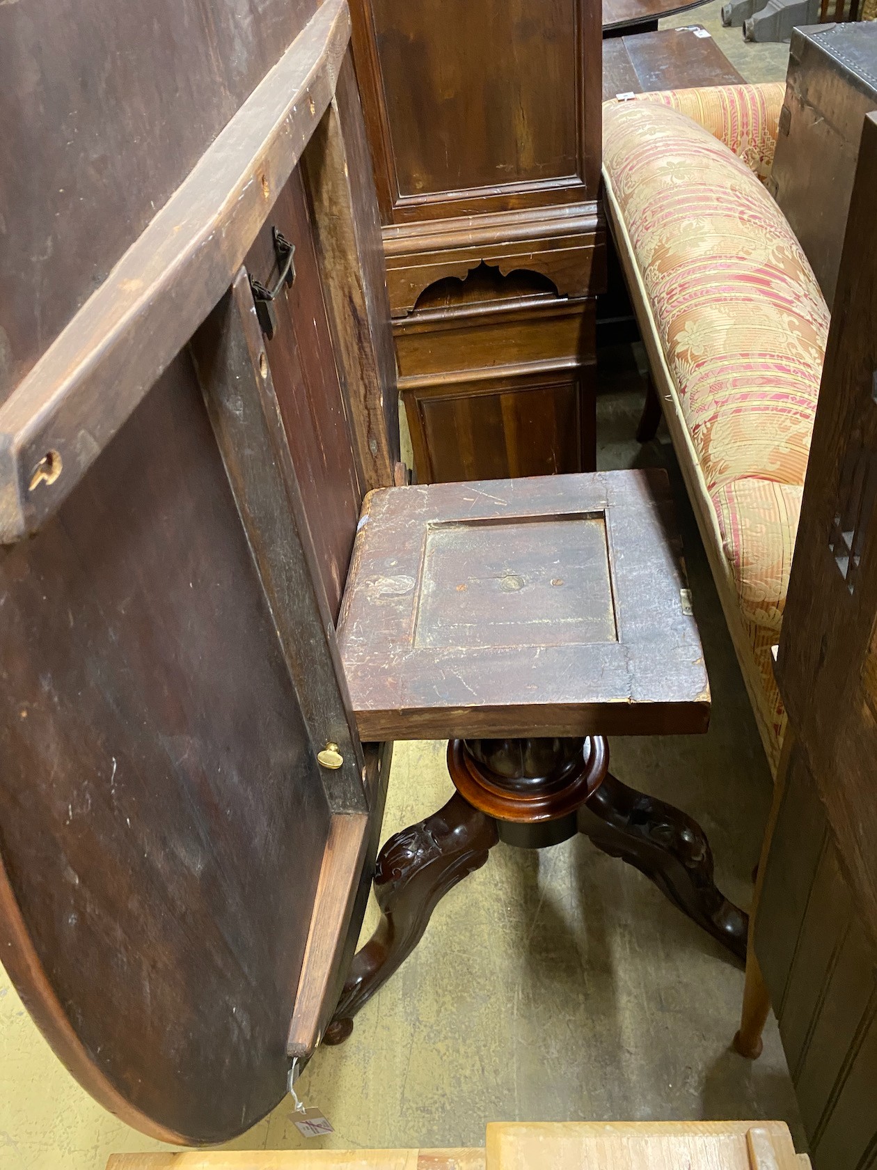 A Victorian circular mahogany breakfast table, diameter 128cm, height 71cm